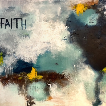 FAITH står skrevet henover et grå/blå maleri med kontraster af gul og brun. Abstrakt. I maleriet skjuler sig kompasset, der skal indstilles for at have tillid og tiltro til sig selv - FAITH.