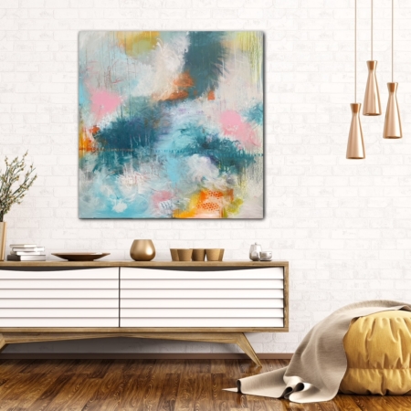 Maleri med kulørte farver hænger over en skænk i en dagligstue